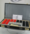 Großer Gläserkasten mit 266 Gläsern, 38mm, Kunststoff-Fassungen rot/schwarz in Kunstleder-Koffer