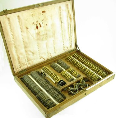 Vintage trial lens set Dörffel & Faerber, Berlin ca. 1896, 190 lenses, 3 trial frames, orig. box, Item No.: 012478