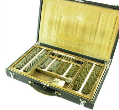 Vintage trial lens set , 208 lenses, orig. case, removable lens frame, Item No.: 012531