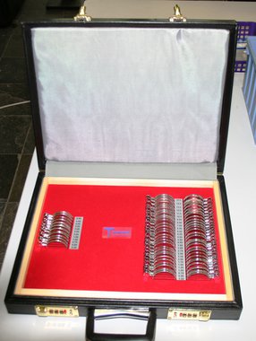 Perimeter-Gläserkasten, 68 Gläser 38mm, Metall-Schmalrandfassung in Kunstleder-Box, Artikelnummer: 12052016